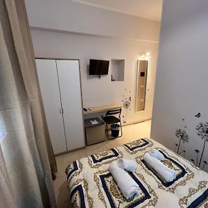Camera piccola con letto king size